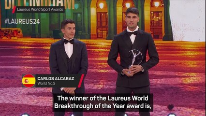 The awkward moment when Alcaraz (doesn't) hand Bellingham his trophy