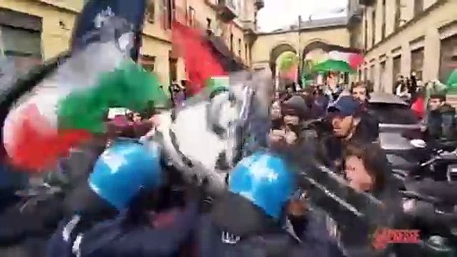 Torino, tensione tra studenti pro-Palestina e polizia. Due feriti