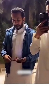 رجل يبكي بعد أن قام أصدقاءه بعمل مقلب له أمام ضيوفه