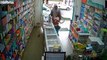 Mulher ri ao receber voz de assalto de suspeito em farmácia na Bahia