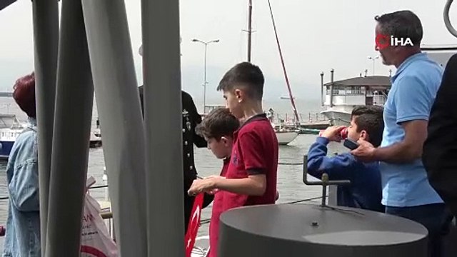 Meraklı minikler TCG Fırtına Hücumbotu'na hayran kaldı
