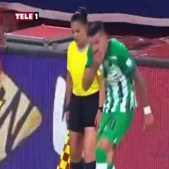 Yeşil sahada dehşet! Futbolcunun kafasına bıçak isabet etti