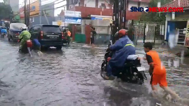 Jalan Raya Bintara Bekasi Banjir Usai Hujan Deras, Pemotor Nekat Menerbos
