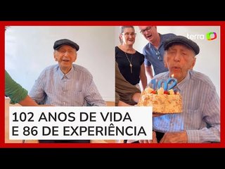 Funcionário mais antigo do mundo ganha festa surpresa dos colegas em SC