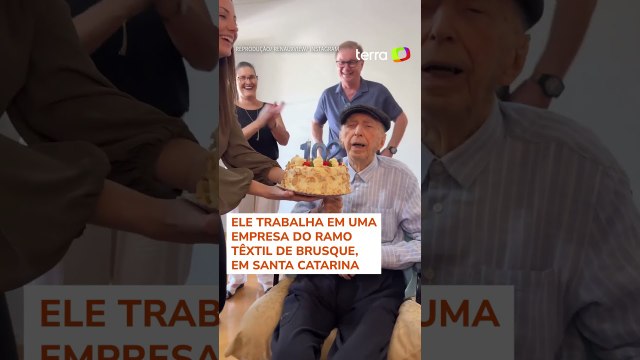 Funcionário mais antigo do mundo ganha festa surpresa dos colegas em SC #shorts
