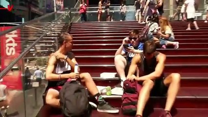 The Right Way to Apply Sunscreen, According to the Experts