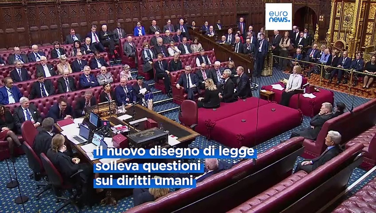Regno Unito, legge sui migranti: i richiedenti asilo saranno deportati in Ruanda