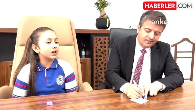 Adıyaman Belediye Başkanı, depremzede çocuğa koltuğunu devretti