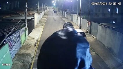 Novas imagens mostram homem quebrando câmeras de condomínio no Santa Cândida