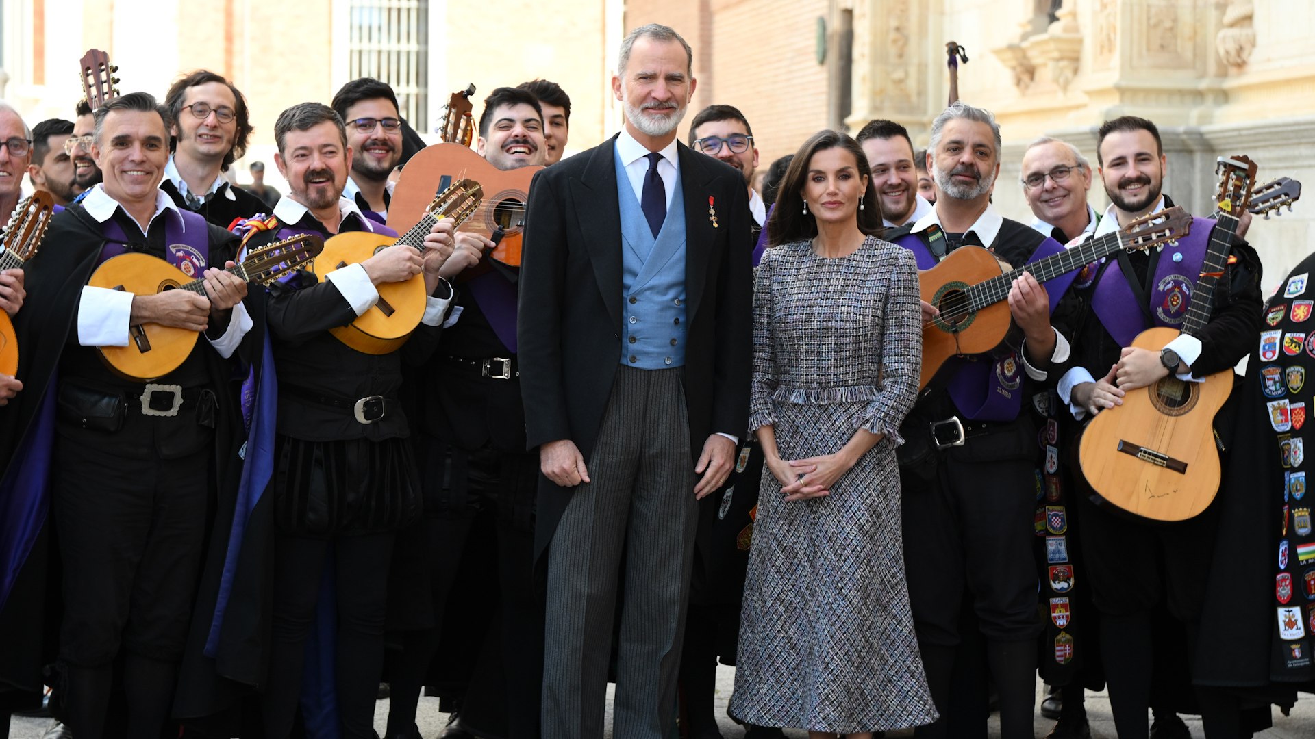 Los Reyes se dan un bao de masas tras la entrega del Premio Cervantes en Alcal de Henares