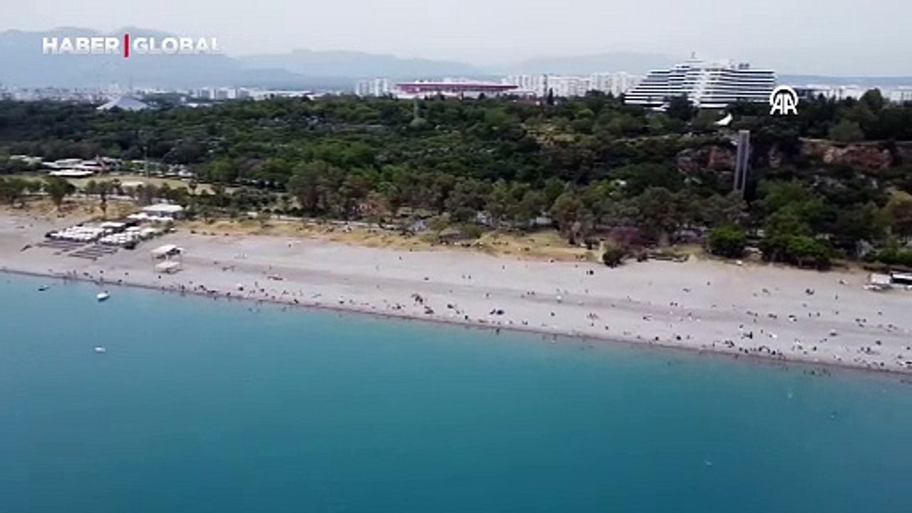 Antalya'nın ünlü sahilleri resmi tatilde de doldu taştı