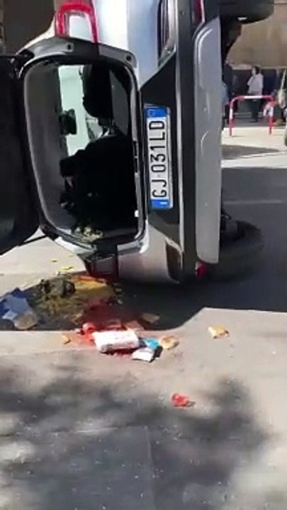 Palermo, auto ri ribalta in corso Calatafimi: panico e traffico in tilt