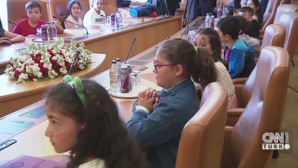 23 Nisan'da koltuk çocuklara devredildi