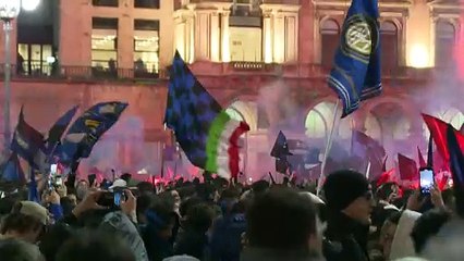 Les supporters fêtent la victoire de l'Inter Milan, sacré champion d'Italie pour la 20e fois