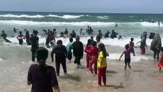 أهالي غزة يجدون في شاطئ رفح متنفساً من الحرب