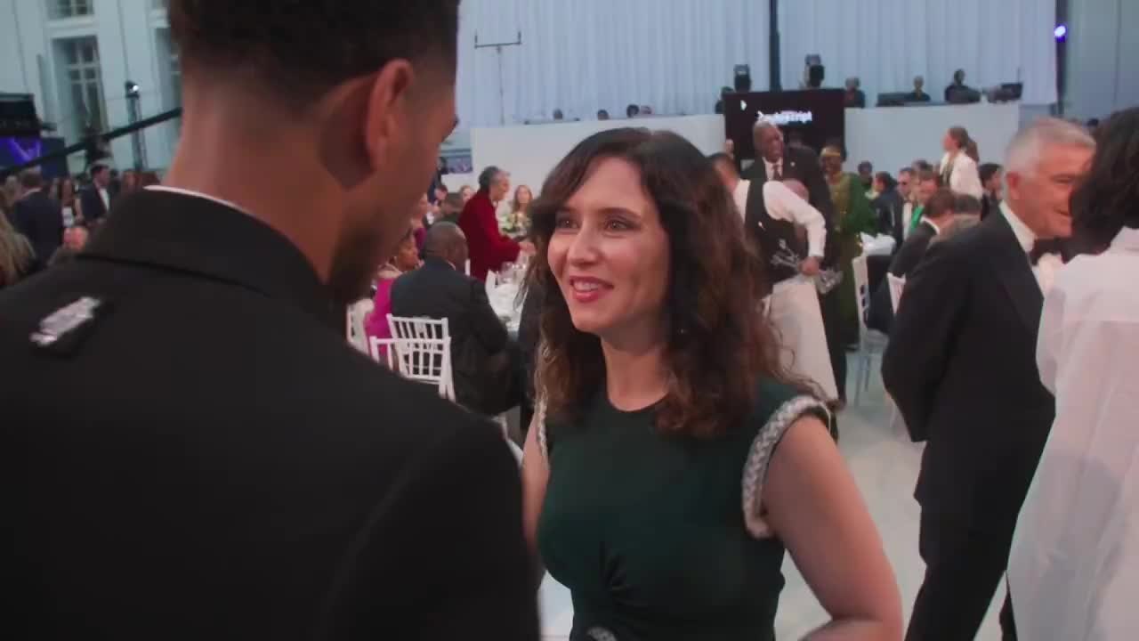 El saludo de Ayuso con Bellingham y Florentino Pérez en los premios Laureus