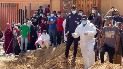 Des habitants de Gaza exhument des corps à l'hôpital de Khan Younès