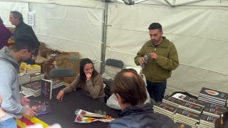 Aitana Bonmatí firmando libros en la diada de Sant Jordi