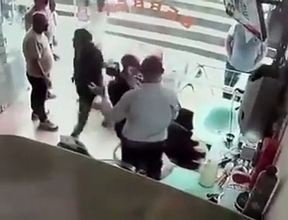 Müşteriyi ölümden kurtardı, tıraşa devam etti