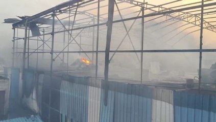 पटाखा फैक्ट्री में भीषण आग, धमाकों की आवाज से सहमे लोग, देखे वीडियो
