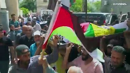 شاهد: المئات يشاركون في تشييع فلسطيني قتل برصاص إسرائيلي خلال مداهمة واشتباكات في أريحا