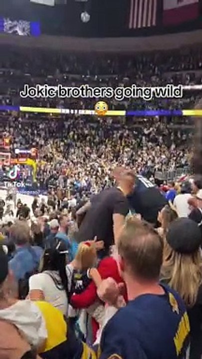 Un frère de Nikola Jokic frappe un spectateur !