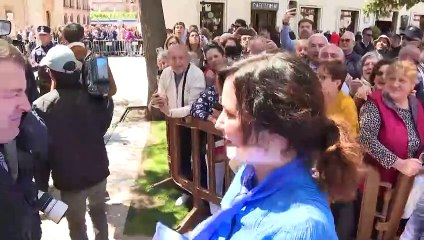 Los Reyes, aclamados por la multitud y deleitados con la tuna en el Premio Cervantes