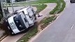 VÍDEO- Caminhão de lixo tomba e arremessa homens no meio da rua; assista