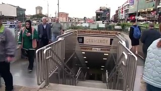 İstanbul'da iki metro kafa kafaya çarpıştı!