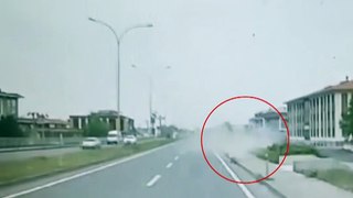 Sakarya'da feci kaza! Lastiği patlayan araç yaşlı kadına son sürat çarptı
