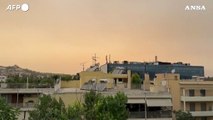 Grecia, Atene si tinge di arancione per la tempesta di sabbia del Sahara