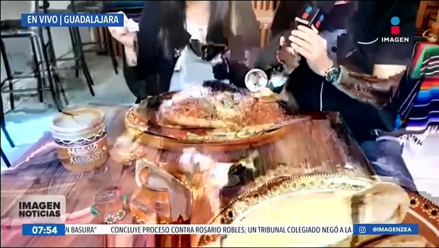 Nallely Medina desayuna torta ahogada en Magno Ahogadas