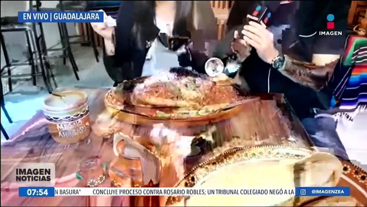 Nallely Medina desayuna  torta ahogada en Magno Ahogadas