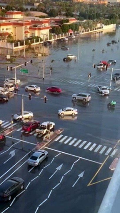 Watch- Dubai resident serves as traffic cop on flooded road after heavy rains