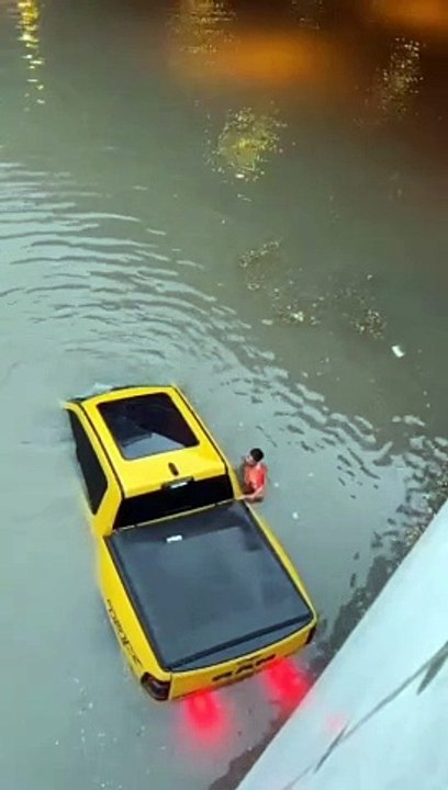 Man jumps to rescue people in submerged car