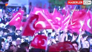 İstanbul Büyükşehir Belediye Başkanı Ekrem İmamoğlu, Üsküdar Meydanı'nda 23 Nisan coşkusunu yaşadı