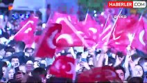 İstanbul Büyükşehir Belediye Başkanı Ekrem İmamoğlu, Üsküdar Meydanı'nda 23 Nisan coşkusunu yaşadı