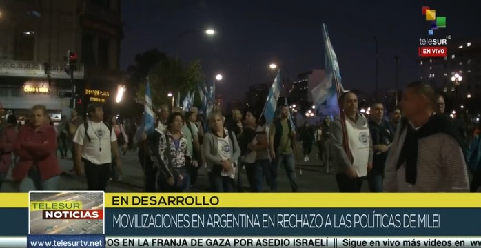 Trabajadores del sector educativo se movilizan en rechazo a las políticas de Javier Milei