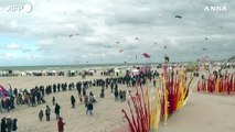 Francia, il Festival degli aquiloni colora il cielo di Berck