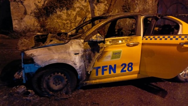 Fatih'te, seyir halindeki taksi alev alev yandı
