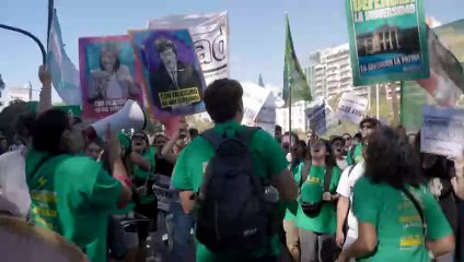 Cientos de miles de personas salen a defender la universidad pública en Argentina