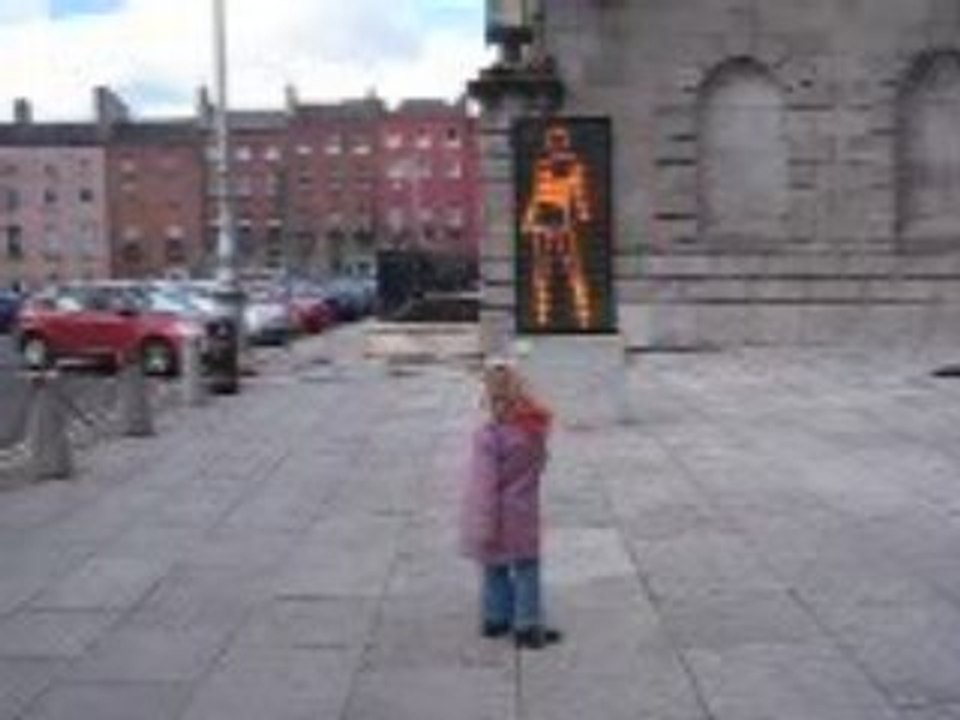 Marie imite la danseuse electronique