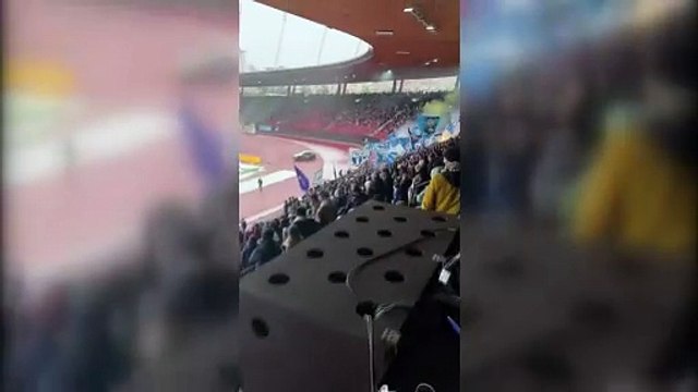 Sahalarda görülmemiş olay! Taraftarlar zemindeki karı temizledi