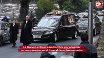 Le llueven críticas a un hombre por anunciar su compromiso en el funeral de su hermanastra