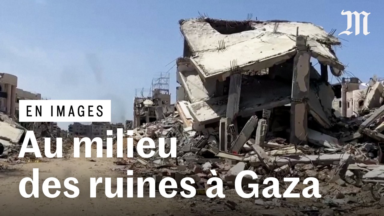 A vélo, il filme les destructions dans la bande de Gaza