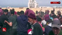 Gazzeliler havadan bırakılan yardımları alabilmek için birbiriyle yarıştı
