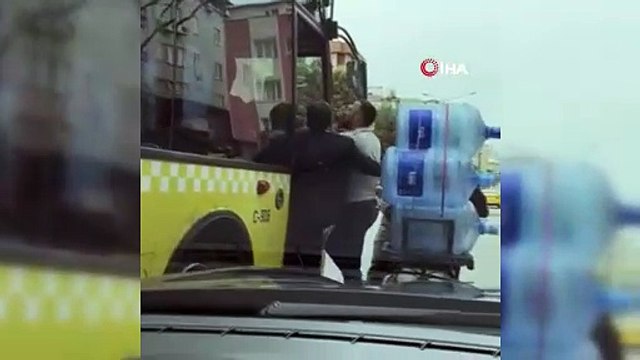 Pendik’te halk otobüsü şoförü ile motosikletlinin yol verme kavgası kamerada