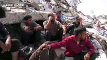 Gazzeliler havadan bırakılan yardımları alabilmek için birbiriyle yarıştı
