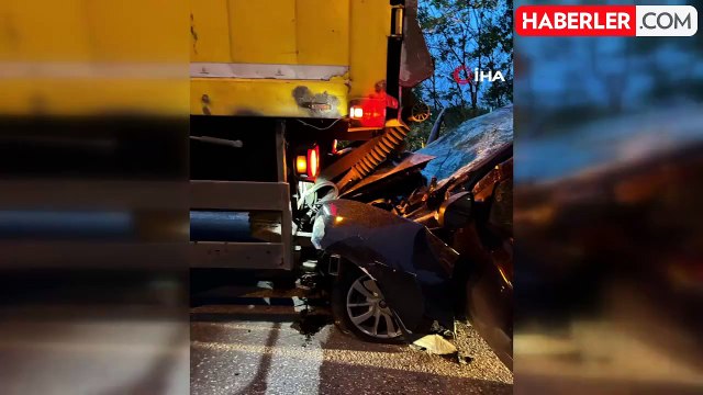 Otomobil, PTT kamyonuna ok gibi saplandı: 1 ölü, 2 yaralı