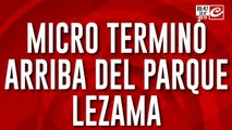 Colectivo perdió en control y terminó dentro del Parque Lezama